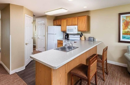 Lake Delton Condominio | 1br Deluxe Condo in Tranquil Wilderness Setting