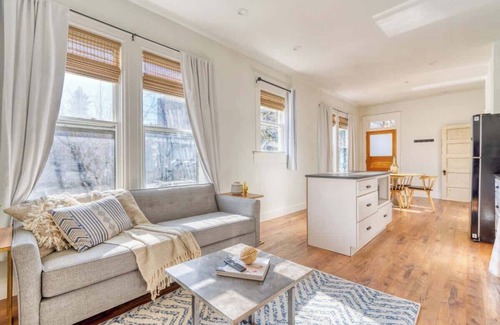 Uptown Apartamento | 1BR Fast WiFi Walk to Dining & Breweries