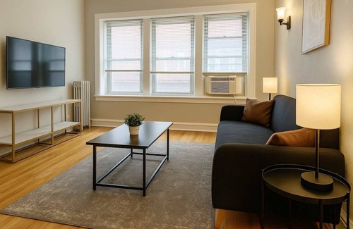 Chicago Apartamento | 1BR Gem by Shops & Dining