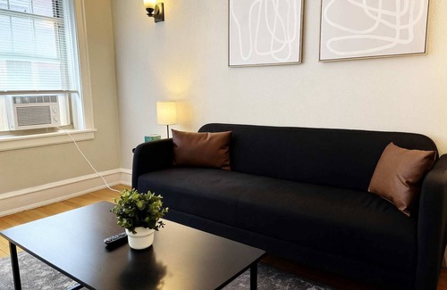 Chicago Apartamento | 1BR Gem by Shops & Dining