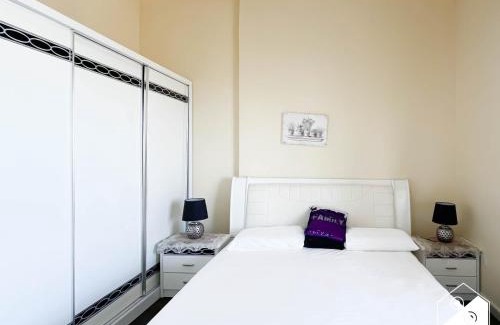 Al Hamra Village Apartamento | 1BR Getaway in RAK l Balcony , Pool and Gym Access