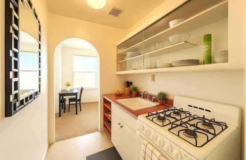 Gold Coast Apartamento | 1BR Gold Coast Vintage Gem
