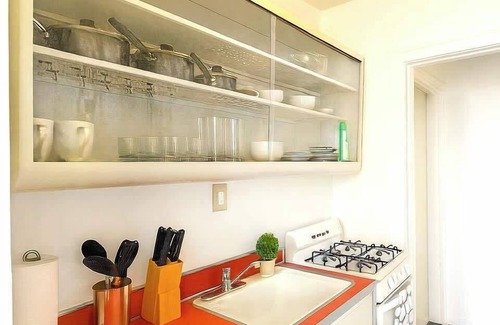 Gold Coast Apartamento | 1BR Gold Coast Vintage Gem