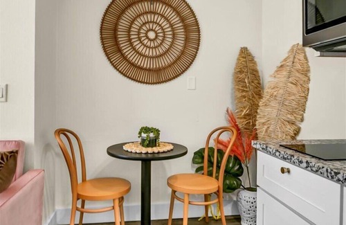 Safety Harbor Hotel | 1BR Downtown Suite | Cozy Queen Bed Harbor