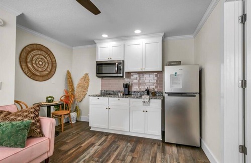 Safety Harbor Hotel | 1BR Downtown Suite | Cozy Queen Bed Harbor