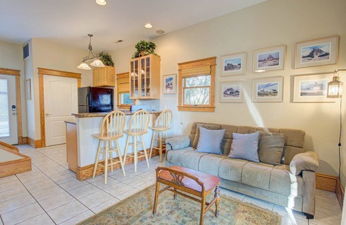 Manteo Cabaña | 1BR historic cottage w/ fireplace, patio & tub