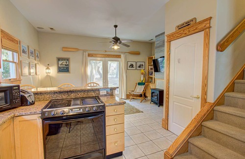 Manteo Cabaña | 1BR historic cottage w/ fireplace, patio & tub