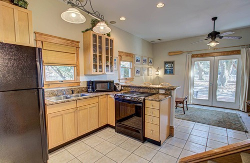Manteo Cabaña | 1BR historic cottage w/ fireplace, patio & tub
