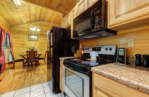 Gatlinburg - Pigeon Forge Chalet De Esquí | 1BR, hot tub, jacuzzi. Free attraction tickets!