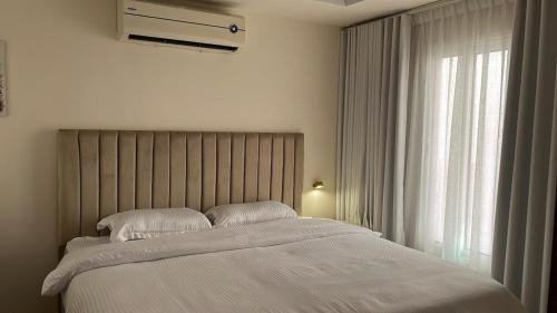 Al Ulaya Apartamento | 1BR, Living Room, Olaya