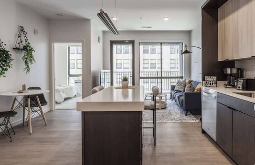 Market East District Apartamento | 1BR LUX DT Oasis - Free Parking/Gym/Rooftop Pool
