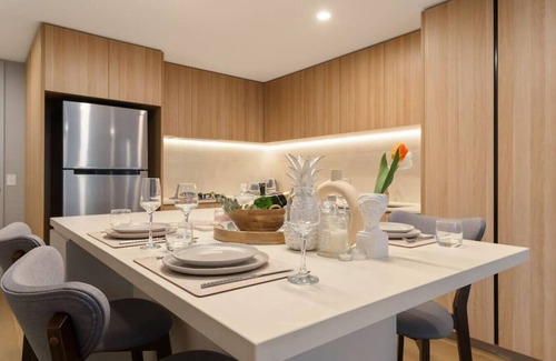 West End Apartamento | 1BR Luxury apt at prime location w/ carpark