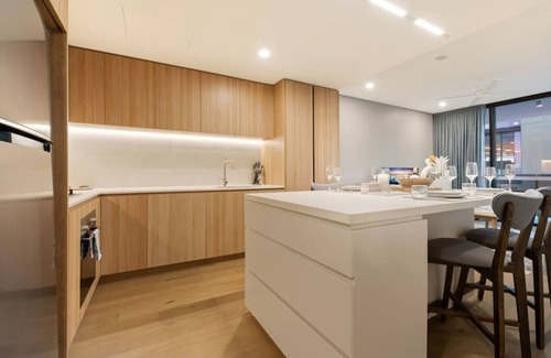 West End Apartamento | 1BR Luxury apt at prime location w/ carpark