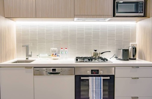 South Brisbane Apartamento | 1BR Oasis in Southbank: Free Wifi + Pool!