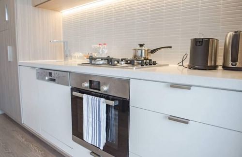 South Brisbane Apartamento | 1BR Oasis in Southbank: Free Wifi + Pool!