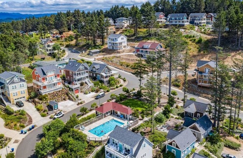 Nelscott Casa | 1BR Olivia Beach hot tub, pool, fire pit, dogs