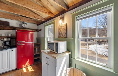 Gilmanton Apartamento | 1BR on Lovely Farm w/ Mtn View!