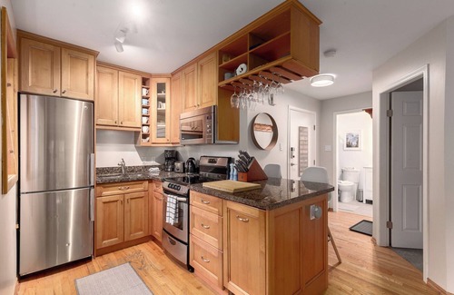 Whistler Creekside Condominio | 1BR | Powderview - Creekside | Bright and Cozy | Private Bike/Ski Storage | Free Parking