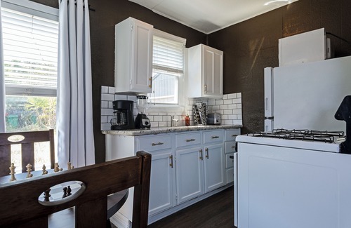 Neartown Apartamento | 1BR The Pawns Suite! Montrose Finds & Brews