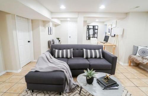 Chicago Apartamento | 1BR Trendy Basement Apt with Laundry & Parking - Central Trendy