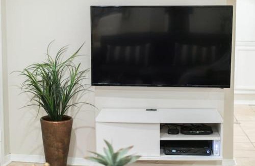 Chicago Apartamento | 1BR Trendy Basement Apt with Laundry & Parking - Central Trendy