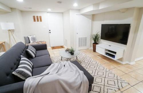 Chicago Apartamento | 1BR Trendy Basement Apt with Laundry & Parking - Central Trendy