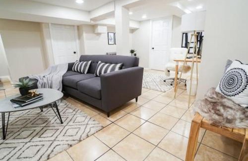 Chicago Apartamento | 1BR Trendy Basement Apt with Laundry & Parking - Central Trendy