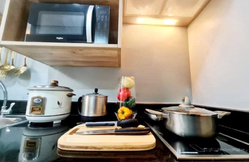 Bagong Lipunan Ng Crame Condominio | 1BR w/balcony nr SM North| Parking | WIFI |Netflix