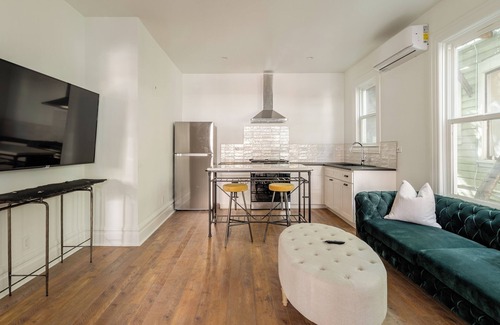 Uptown Apartamento | 1BR Walk to Coffee, Brews & NW 23rd Shops