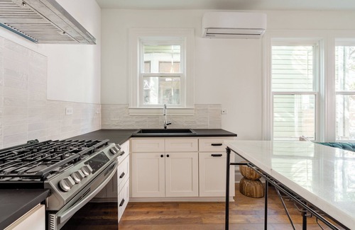 Uptown Apartamento | 1BR Walk to Coffee, Brews & NW 23rd Shops