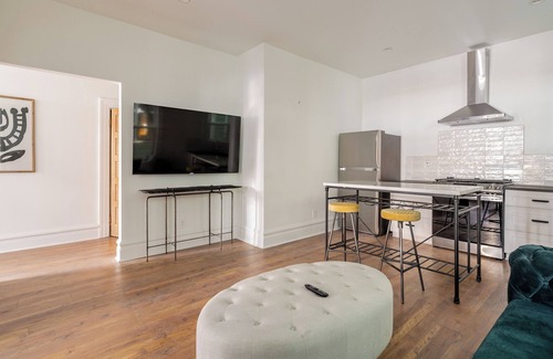 Uptown Apartamento | 1BR Walk to Coffee, Brews & NW 23rd Shops