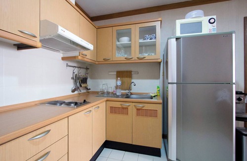 Khlong Tan Condominio | Apartamento oriental de 1 dormitorio con piscina y gimnasio cerca