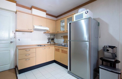 Khlong Tan Condominio | Apartamento oriental de 1 dormitorio con piscina y gimnasio cerca