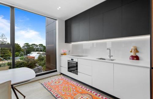 Hobsonville Apartamento | 1BR with Balcony Close to Ferry by Zodiak Stays
