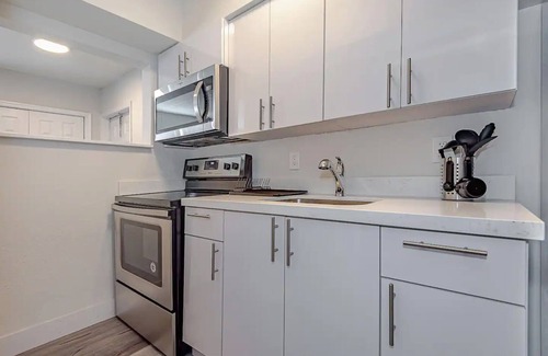Deerfield Beach Apartamento | 1BR With Updated Kitchen 203 | Sleeps up to 4