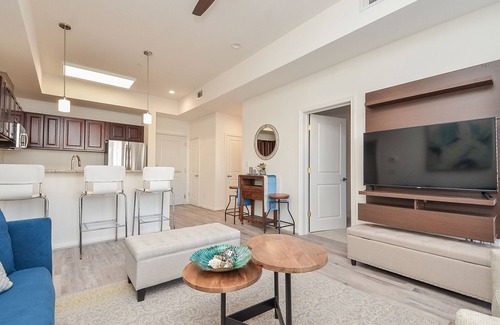 Katy Condominio | 1C| *Holiday Special* Cozy home in a Lifestyle Center| Home Away from Home|