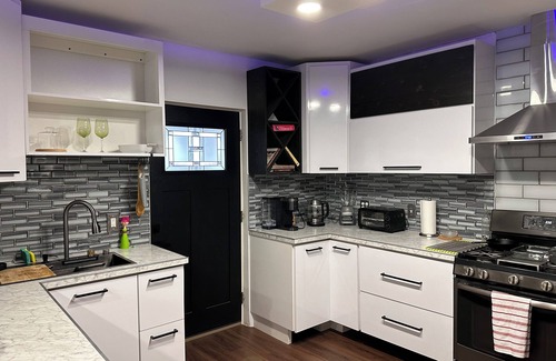 Holyoke Apartamento | 1Floor 3Bedrooms Rest, Shopping,Main Roads Spacious,Convenient Home Close to all