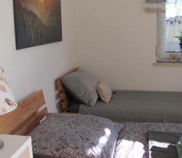 Unterallgau Apartamento | #1Gemütliches ruhiges sonniges Balkonzimmer mit Gemeinschaftsbad W-Lan Airport nah Late Night Check in Haus Nr 9,5