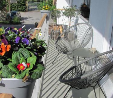 Unterallgau Apartamento | #1Gemütliches ruhiges sonniges Balkonzimmer mit Gemeinschaftsbad W-Lan Airport nah Late Night Check in Haus Nr 9,5