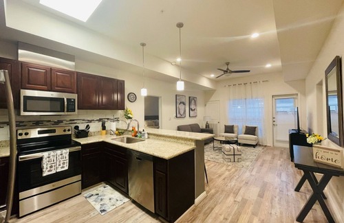 Katy Condominio | 1K| Spacious Home in Gated Complex| Walk to your Daily Needs