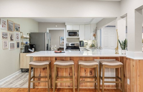 Pawleys Island Casa | 1mi to Beach! 3mi to Golf! Pool~Hot Tub~Free Golf Cart~Putting Green~Marsh Views