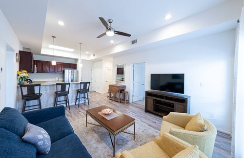 Katy Condominio | 1N| Cozy Urban Living in Lifestyle Center| Charm in KAT