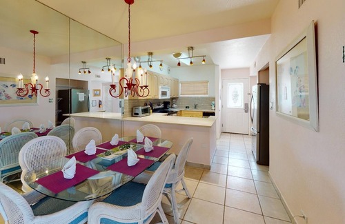 Seven Mile Beach Condominio | 1st Floor 3 BR Ocean View condo sleeps 6. Walking distance to shops/restaurants!