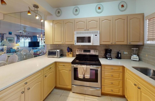 Seven Mile Beach Condominio | 1st Floor 3 BR Ocean View condo sleeps 6. Walking distance to shops/restaurants!