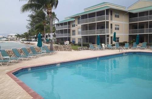 Seven Mile Beach Condominio | 1st Floor 3 BR Ocean View condo sleeps 6. Walking distance to shops/restaurants!