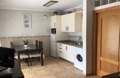 Playas del Palo Apartamento | Apartamento planta 1, en 1ª línea de paseo marítimo con vistas al mar. Wifi, a/a