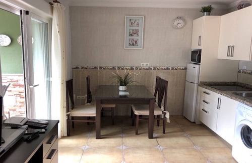 Playas del Palo Apartamento | Apartamento planta 1, en 1ª línea de paseo marítimo con vistas al mar. Wifi, a/a