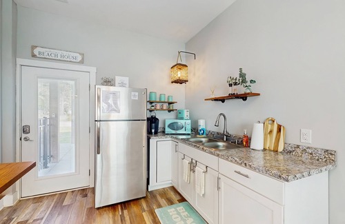 Tranquil Harbour Casa | 1st-floor apt near the beach with kitchenette, patio, & electric vehicle charger
