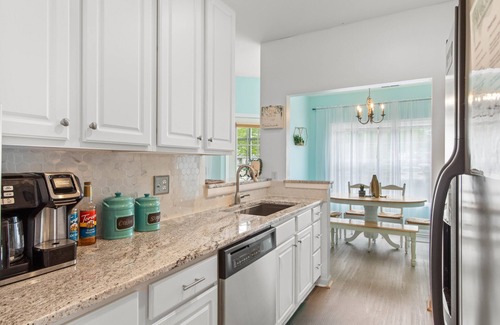 Lewes Condominio | 1st floor Coastal Oasis w Pool, Beach Chairs, & Linens near Lewes & Restaurants