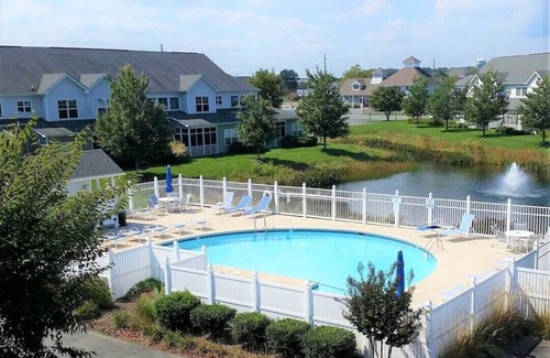 Lewes Condominio | 1st floor Coastal Oasis w Pool, Beach Chairs, & Linens near Lewes & Restaurants